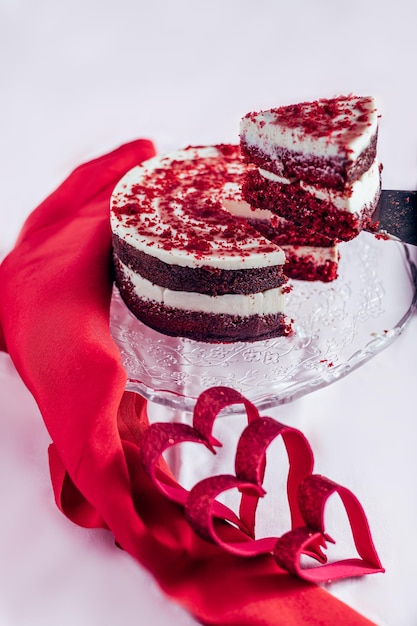 gâteau de velours rouge avec des coeurs rouges et une serviette