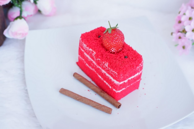 gâteau de velours rouge avec de délicieuses fraises