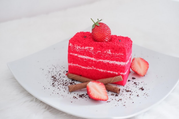 gâteau de velours rouge avec de délicieuses fraises
