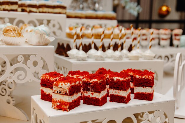 Gâteau de velours rouge sur planche de bois