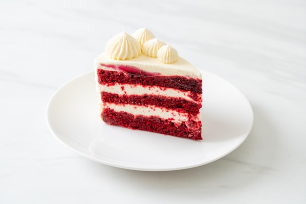 Gâteau de velours rouge sur plaque