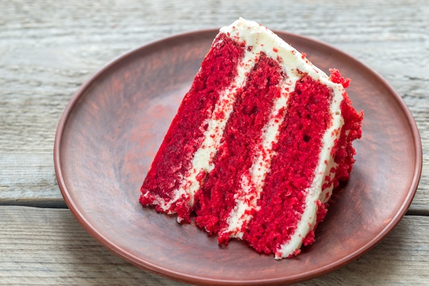 Gâteau de velours rouge sur la plaque