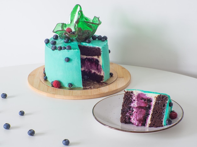 Gâteau vert aux bleuets sur fond blanc