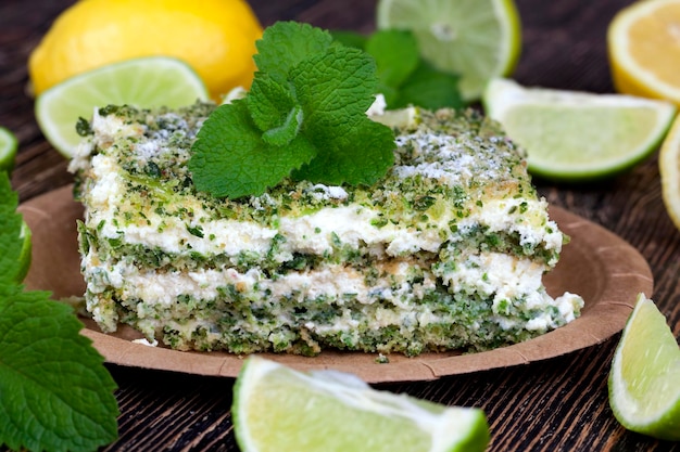 Gâteau vert à la crème et citron vert citron vert menthe et citron avec gâteau à la crème de couleur verte