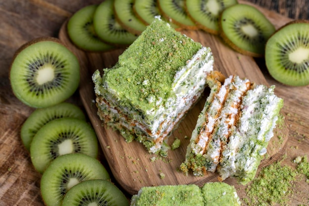 Gâteau vert frais et sucré avec des kiwis verts tranchés