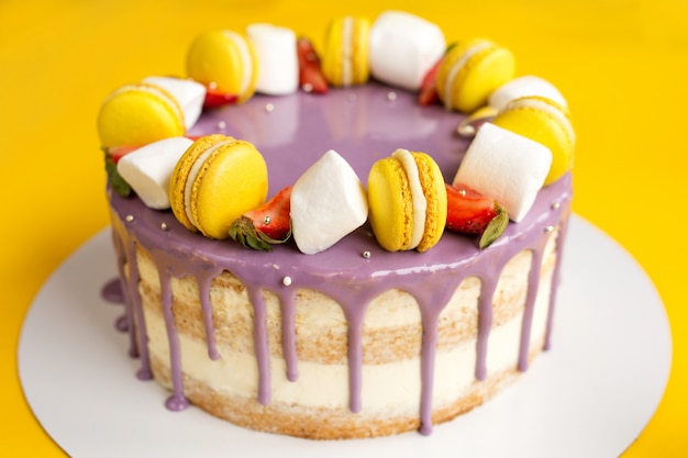 Gâteau violet brillant pour les vacances