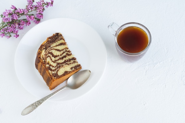 Gâteau zèbre avec café sur fond blanc