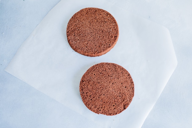 Gâteaux au chocolat éponge sur la vue de dessus de table