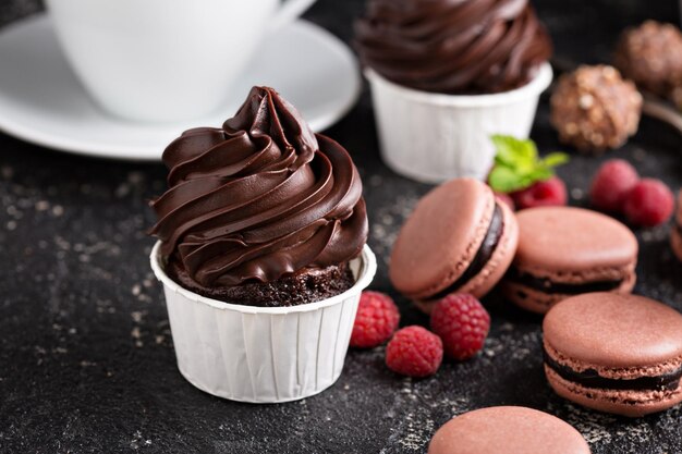 Gâteaux au chocolat avec un glaçage épais et brillant