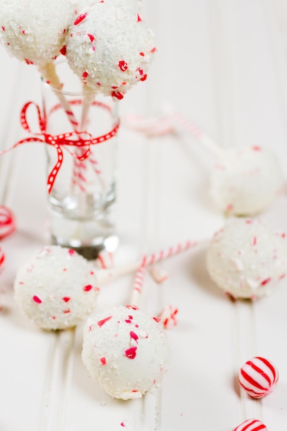 Gâteaux au chocolat à la menthe poivrée trempés dans du chocolat blanc et des morceaux de canne en bonbon.