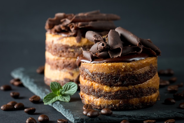 Gâteaux au chocolat sur tableau noir.