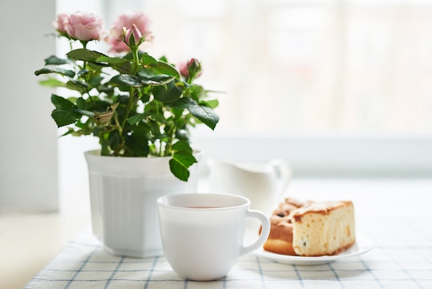 Gâteaux au fromage et fromage cottage avec du thé. Délicieux gâteau au fromage sur la table. Copiez l'espace. Concept de cuisine russe et ukrainienne. Petit déjeuner romantique.