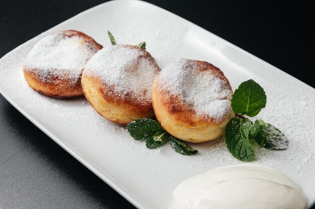 Gâteaux au fromage à la menthe et à la crème sure Dessert délicieux