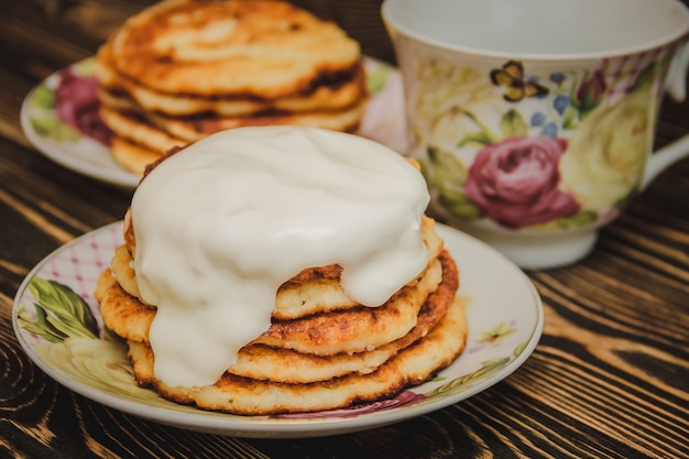 Gâteaux au fromage et tasse sur la table en bois