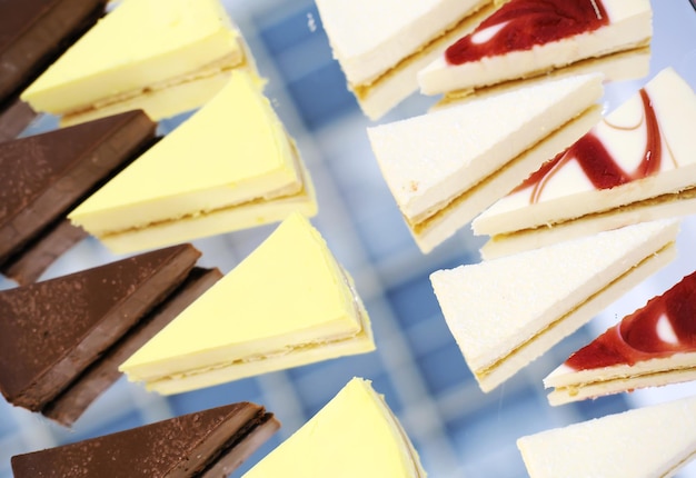 Gâteaux au fromage à la vanille, aux fraises et au citron sur un plateau en miroir Vue de dessus