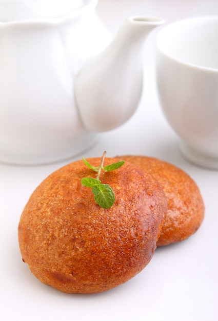 Gâteaux au miel sur une table sur un fond blanc