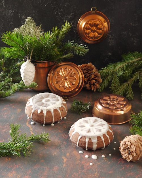 Gâteaux au sucre à la main dans la décoration de Noël