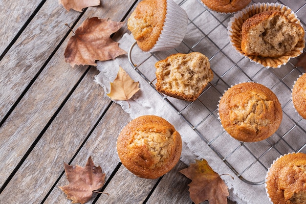 Gâteaux d'automne ou muffins faits maison avec des noix et des épices