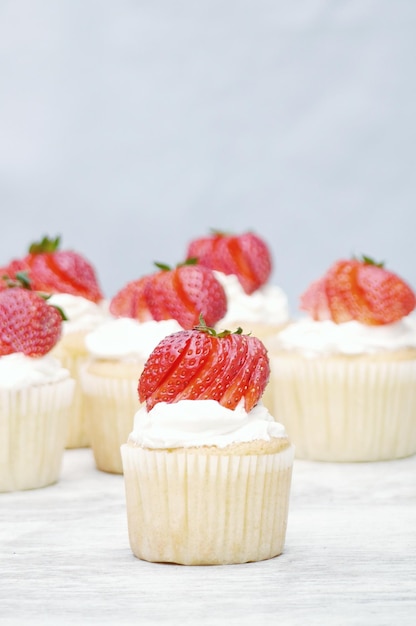 Des gâteaux aux fraises servis sur la table