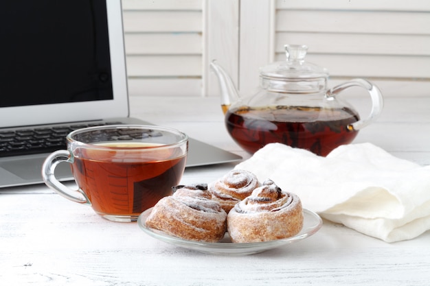 Gâteaux aux pommes avec une tasse de thé comme une fleur