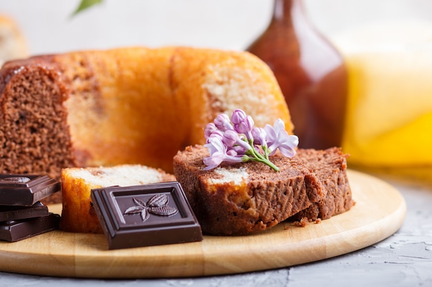 Gâteaux aux raisins secs et au chocolat et une tasse de café sur un béton gris, vue de côté.