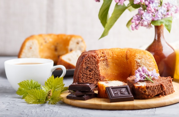 Gâteaux Aux Raisins Secs Et Au Chocolat Et Une Tasse De Café, Vue De Côté.