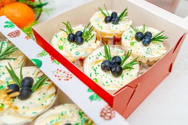 Gâteaux de bagatelles de Noël dans un verre dans une boîte