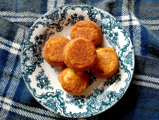 Gâteaux balinais sur l'assiette Cuisine culinaire indonésienne traditionnelle