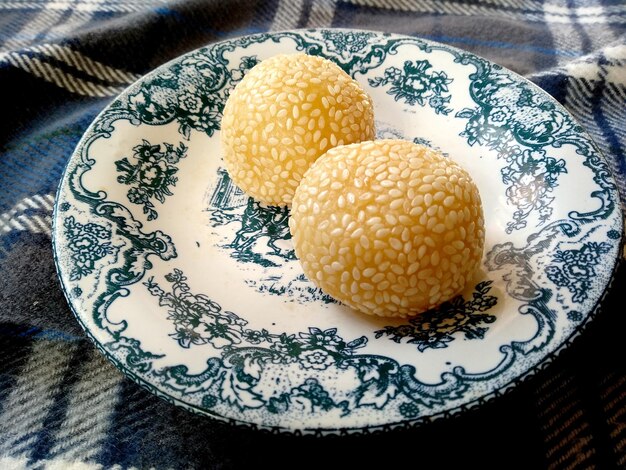 Gâteaux balinais sur une assiette Cuisine culinaire indonésienne