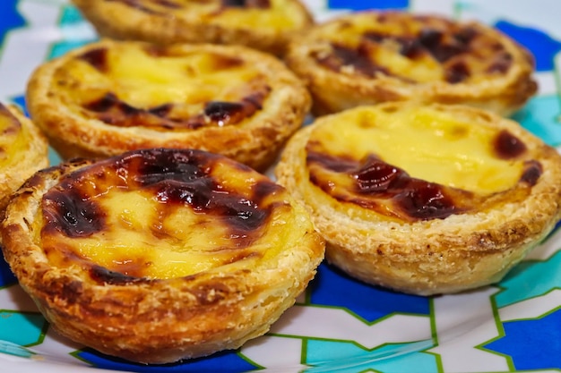 Gâteaux Belen sur une assiette décorée en bleu