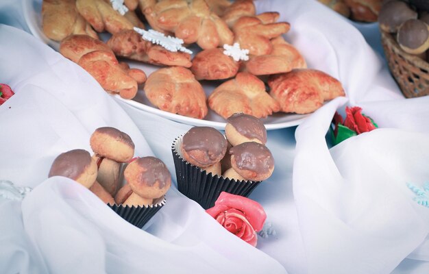 Gâteaux et biscuits faits maison pour la table de fête