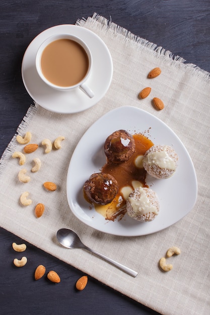 Gâteaux De Boules D'énergie Au Caramel Au Chocolat Et à La Noix De Coco Sur Blanc