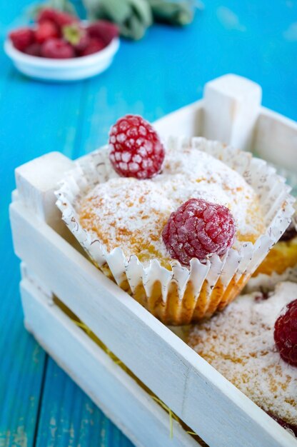 Gâteaux caillés aux framboises, décorés de sucre en poudre