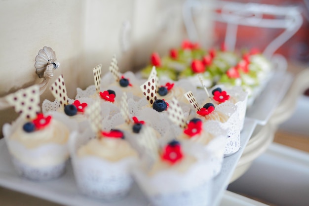 gâteaux avec de la crème et des fraises