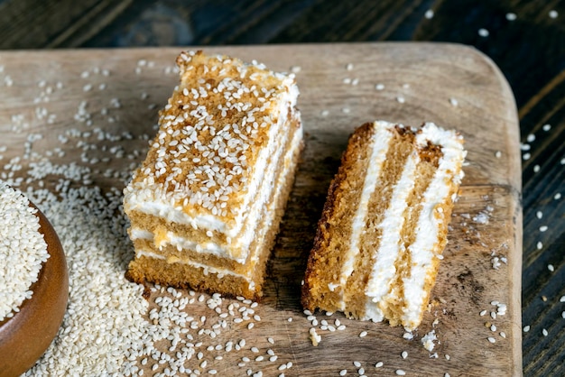 Gâteaux crémeux à la crème et au caramel saupoudrés de sésame