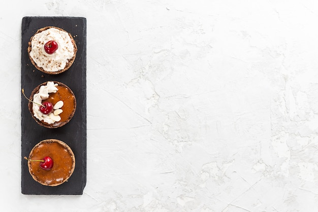 Gâteaux crus à la crème de coco, cerises et amandes