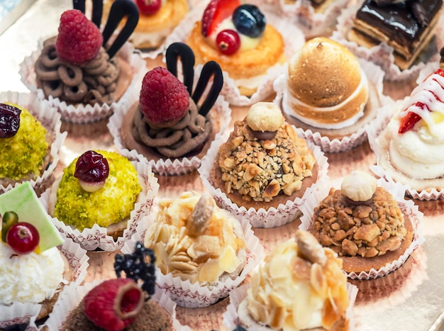 Gâteaux dans la vitrine du magasin