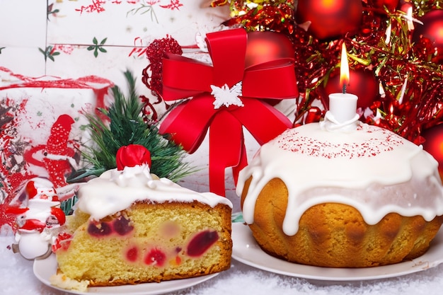 Les gâteaux avec des décorations de Noël sont festifs et très amusants
