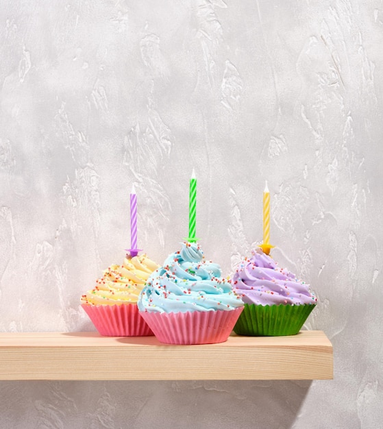 Des gâteaux délicieux pour célébrer le concept d'anniversaire heureux Copiez l'espace pour le texte