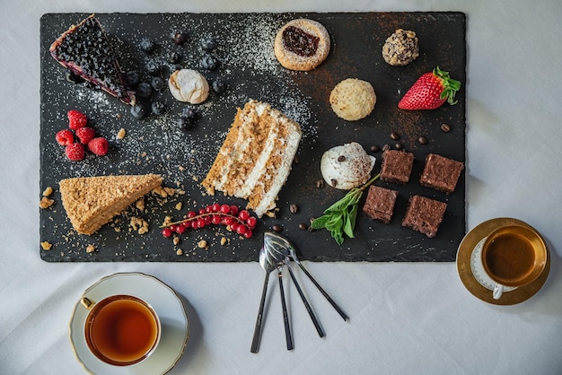 Gâteaux et desserts assortis pour boire du thé