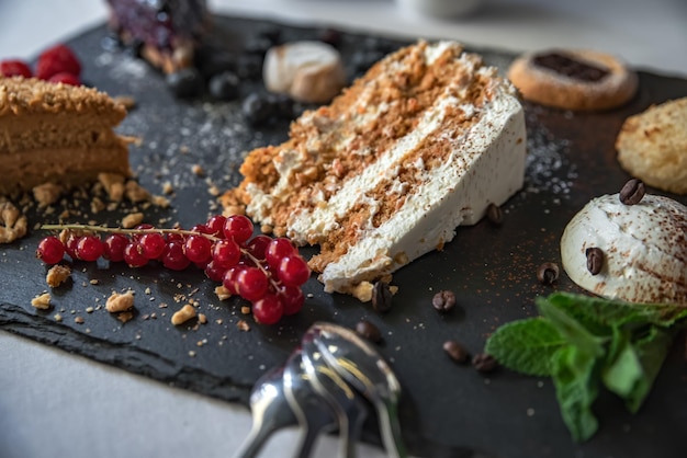 Gâteaux et desserts assortis pour boire du thé