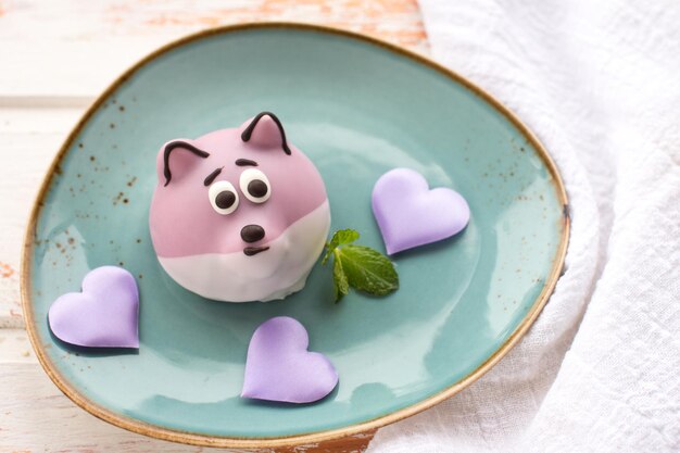 Des gâteaux drôles avec des visages drôles, un dessert sucré pour les enfants.