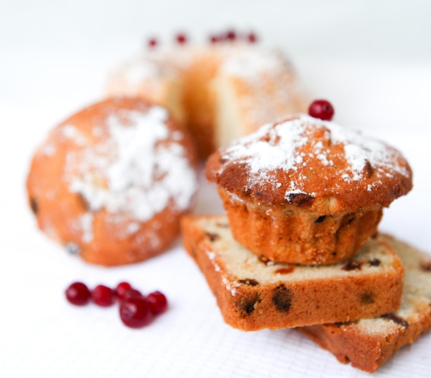 Gâteaux du désert frais et sucrés sur la table