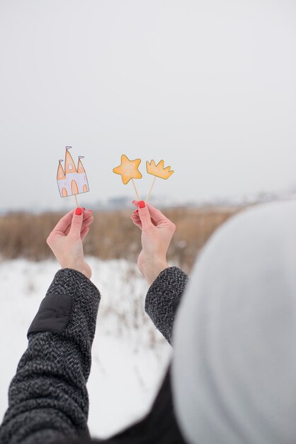 Gâteaux entre les mains d'une fille en hiver