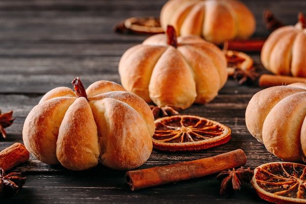 Gâteaux faits maison en forme de citrouille sur fond en bois