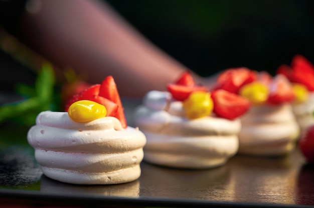Gâteaux faits maison avec des myrtilles, des fraises et de la menthe sur une assiette