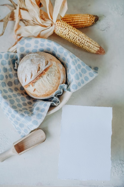 gâteaux faits maison, style rustique, pain fait maison sur fond clair, pain frais