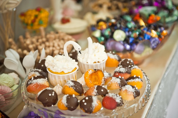 Gâteaux et fruits sur la table des fêtes 2423