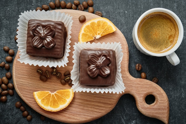 Gâteaux de gaufres sucrées sur une planche de bois et une tasse de café, vue du dessus