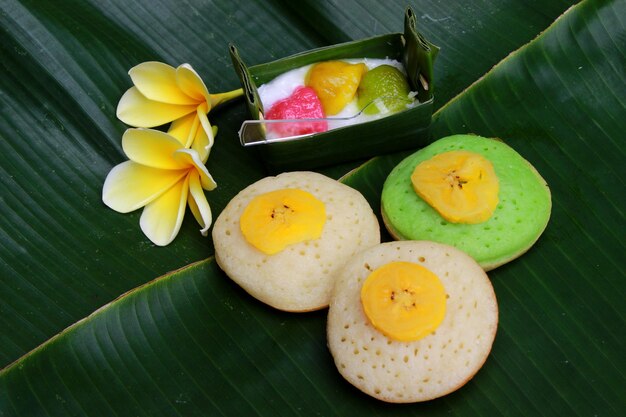 Gâteaux indonésiens traditionnels délicieux et colorés